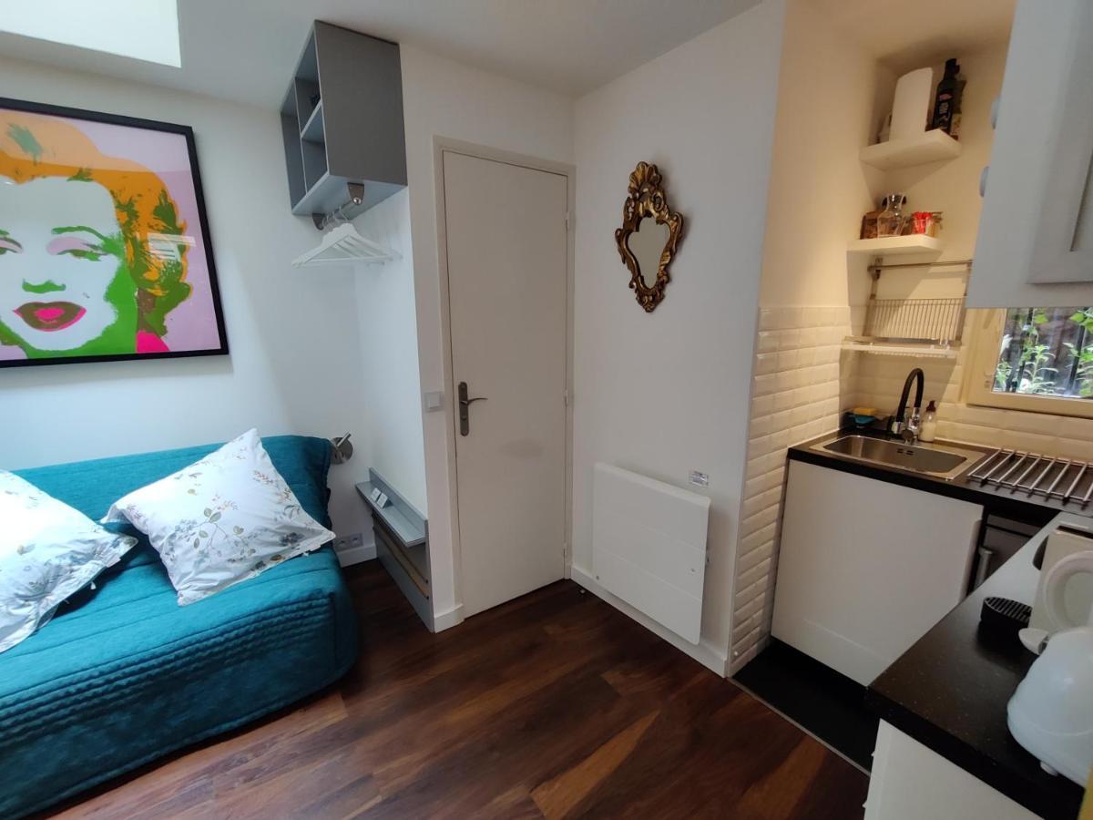 Romantic Tiny House Inside Montmartre
