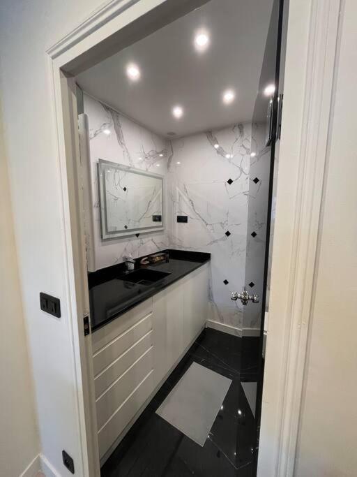 Apartment Studio Champs Elysees Paris