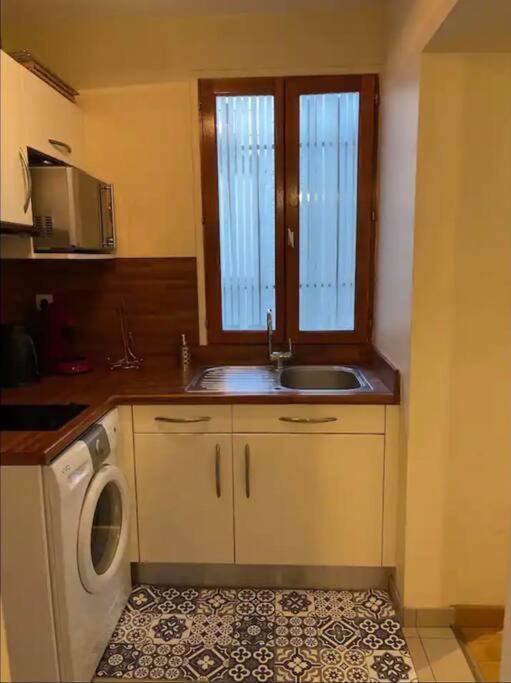 Quiet And Spacious Near Champs Elysees * Paris