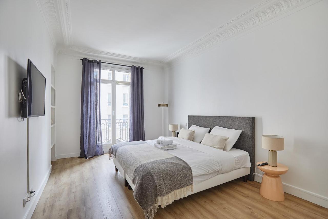Apartment Center Of By Prestige Paris