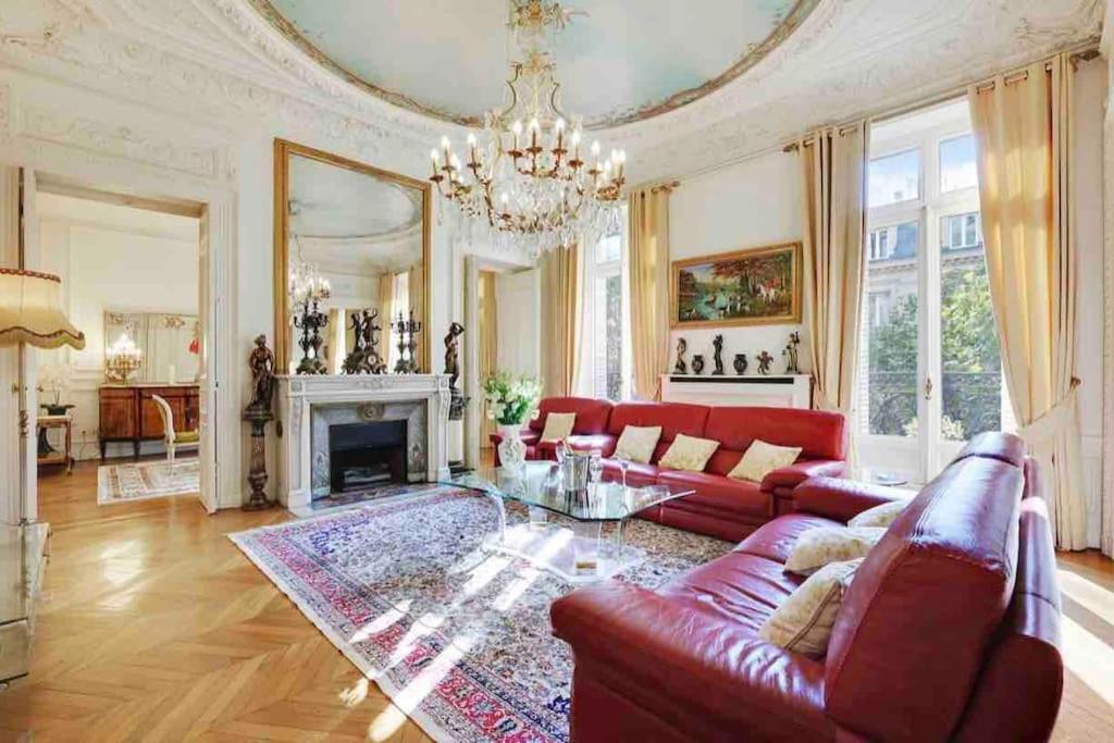 Champs Elysees : 200 M2 Avec Balcon Apartment