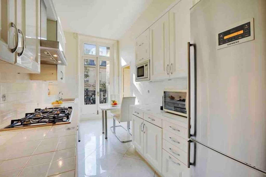 Champs Elysees : 200 M2 Avec Balcon Apartment *
