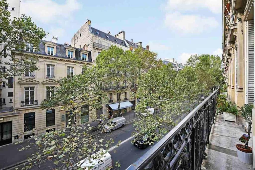 Champs Elysees : 200 M2 Avec Balcon Apartment