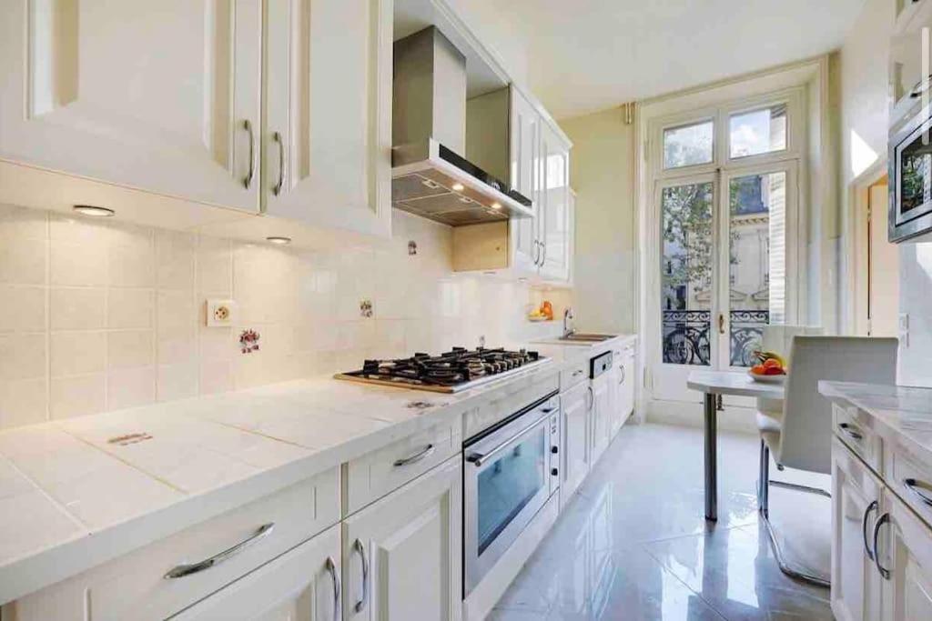 Champs Elysees : 200 M2 Avec Balcon Apartment *