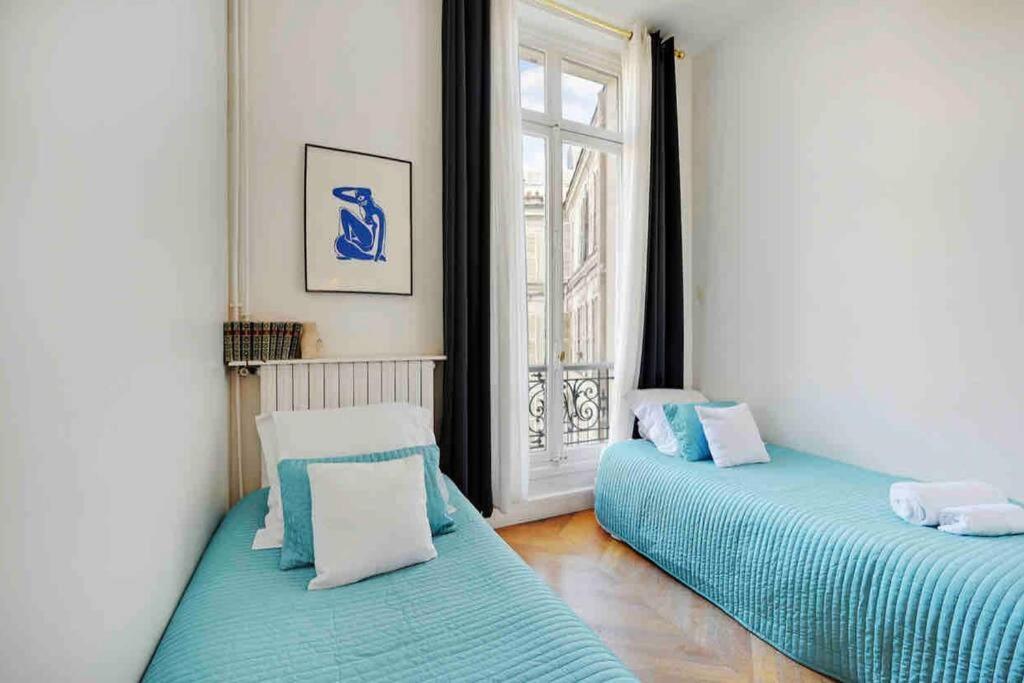 Champs Elysees : 200 M2 Avec Balcon Paris
