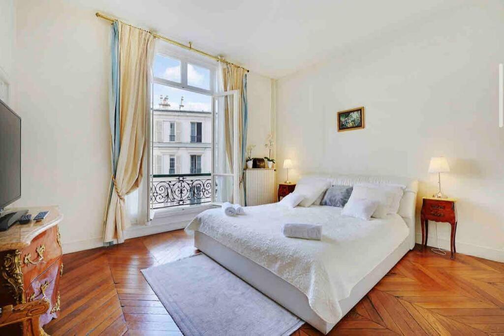 Champs Elysees : 200 M2 Avec Balcon Paris