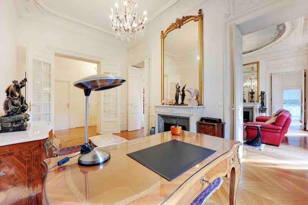 Champs Elysees : 200 M2 Avec Balcon Apartment *