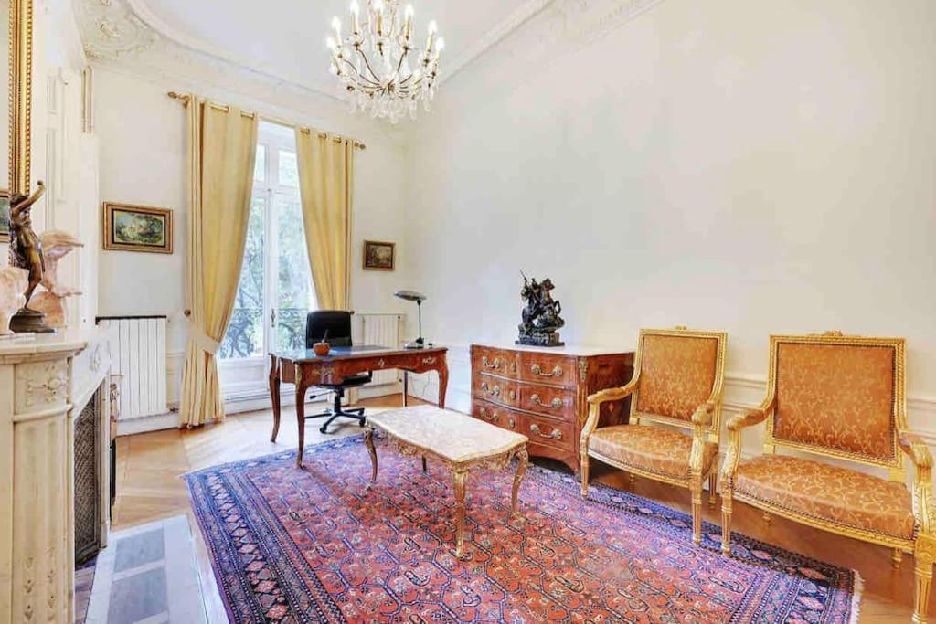 Champs Elysees : 200 M2 Avec Balcon * Paris