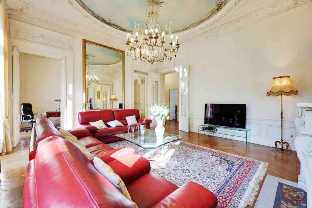 Champs Elysees : 200 M2 Avec Balcon