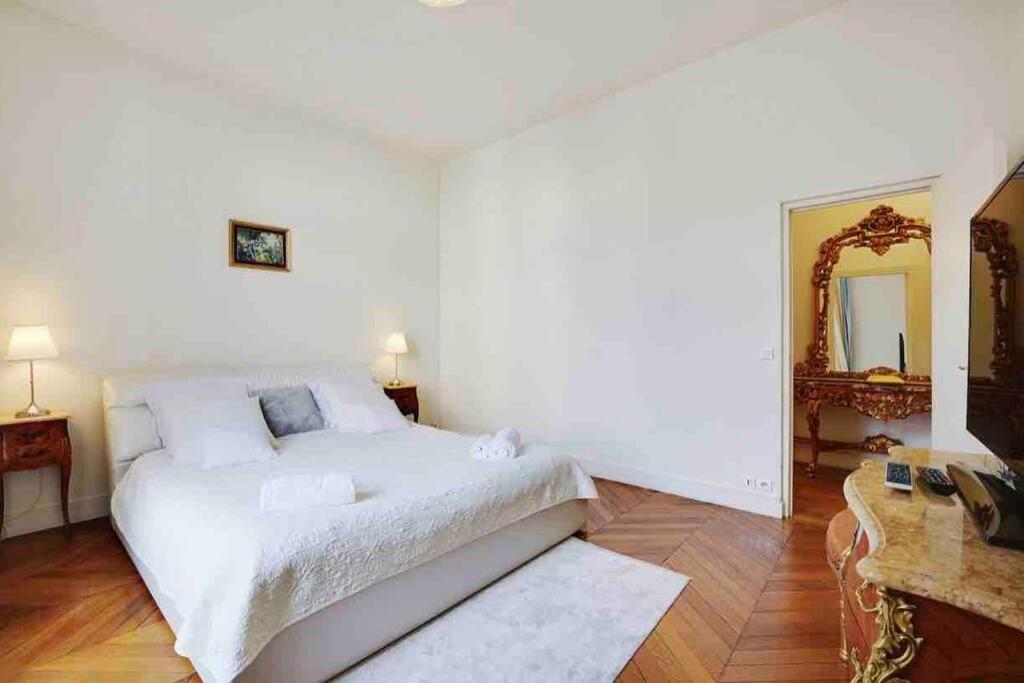 Apartment Champs Elysees : 200 M2 Avec Balcon Paris