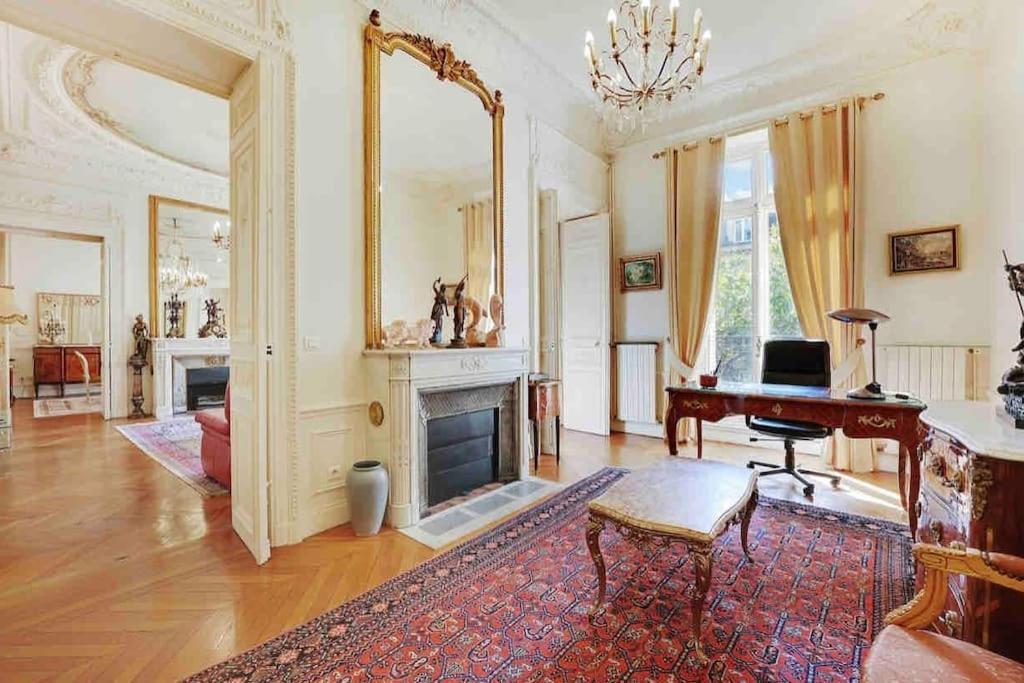 Champs Elysees : 200 M2 Avec Balcon * Paris
