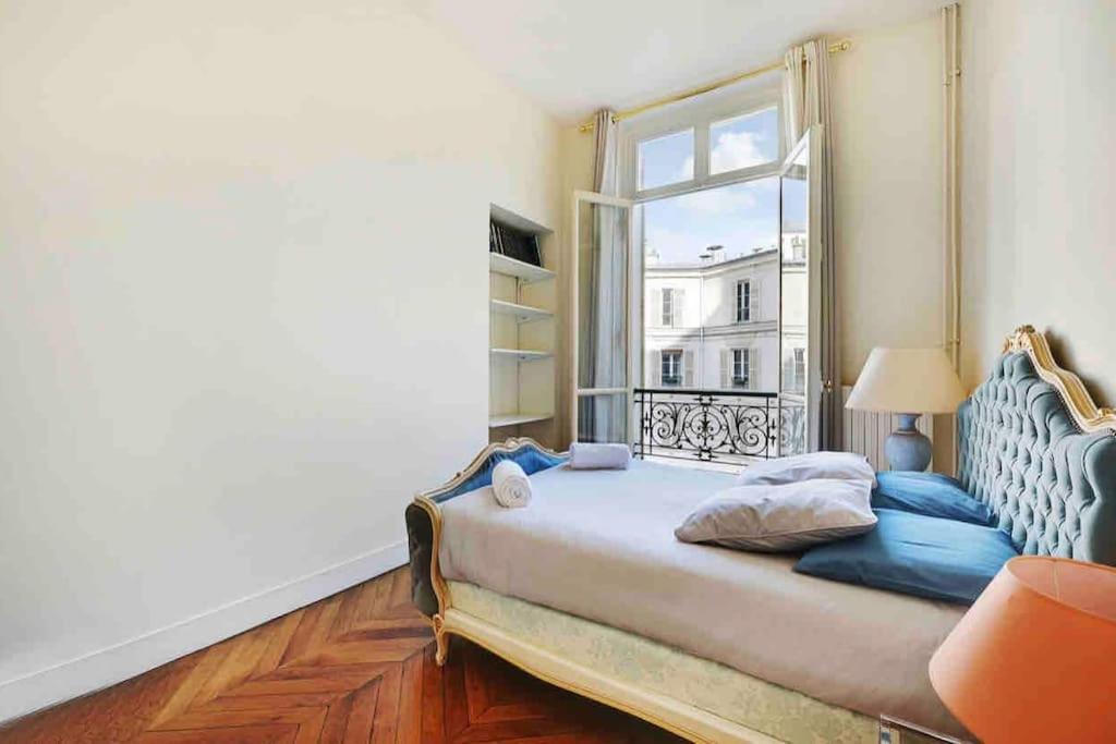 Champs Elysees : 200 M2 Avec Balcon Apartment Paris