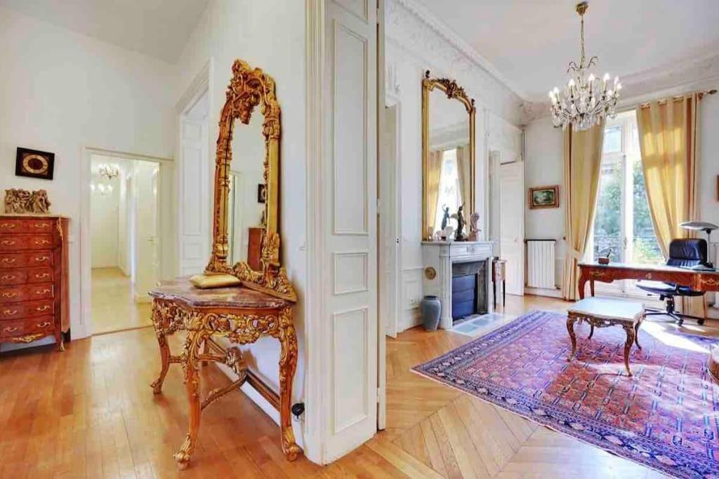 Champs Elysees : 200 M2 Avec Balcon Paris