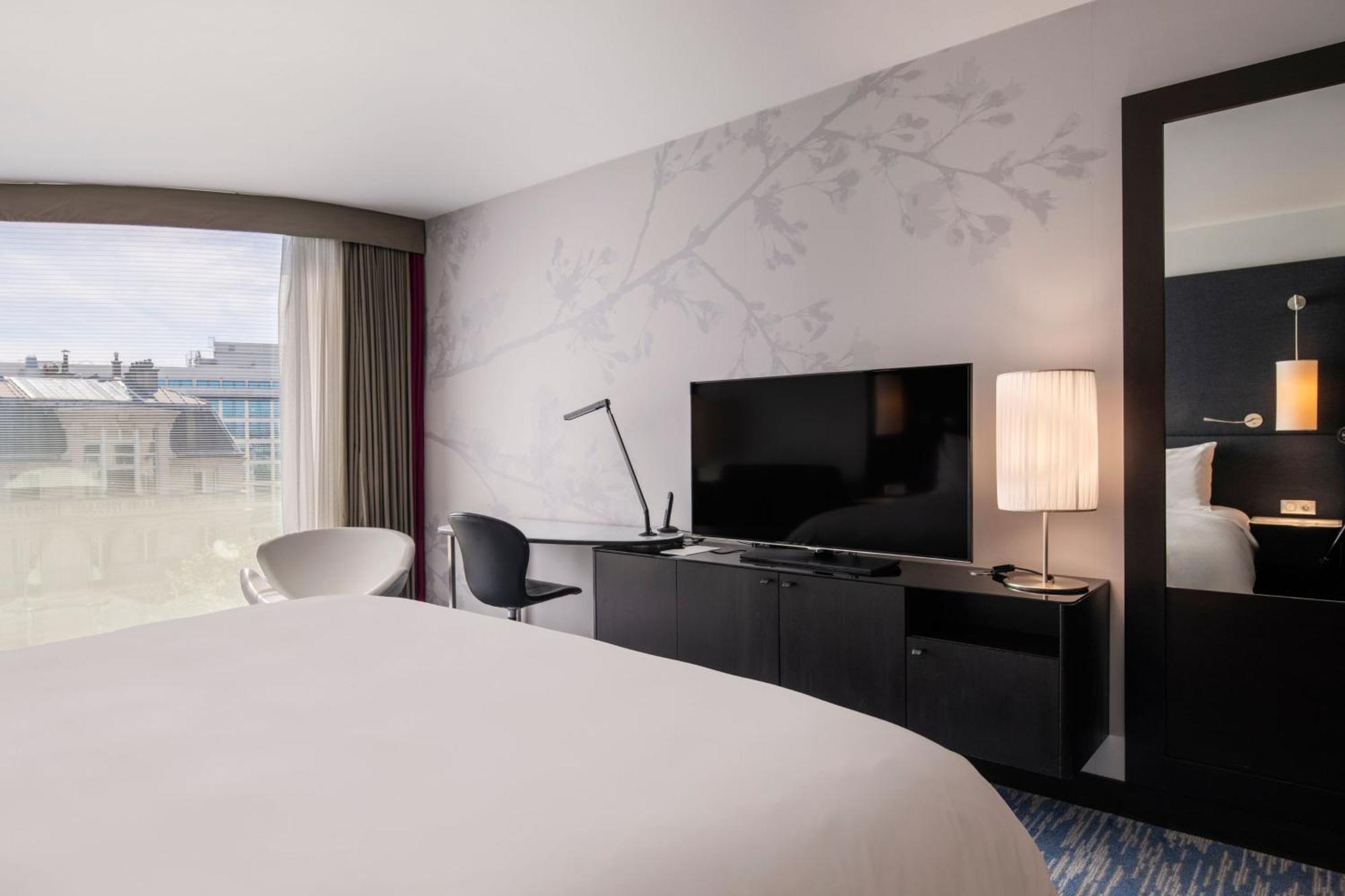 Hotel Renaissance Arc De Triomphe 5*
