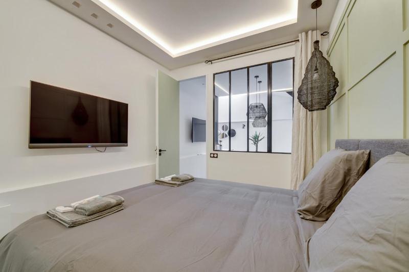 166 Roza - Superb In Paris. Paris