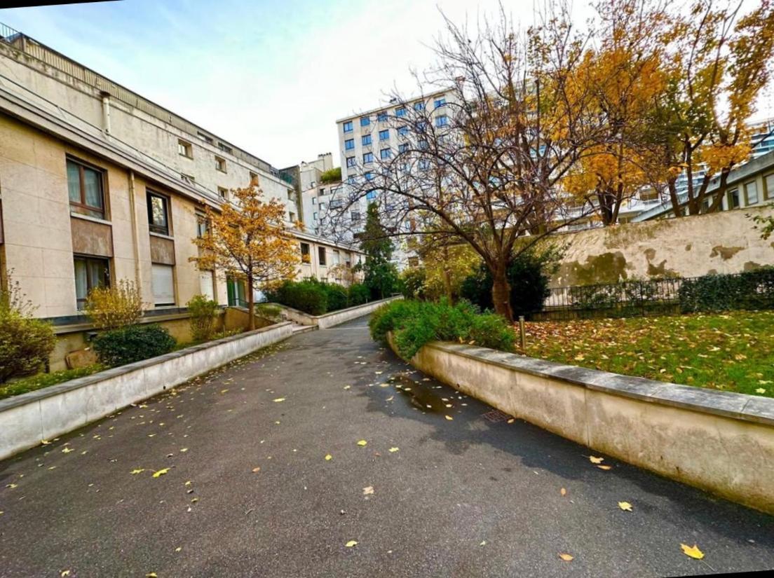 The Atrium Minutes Walk Victor Hugo Eiffel Tower Arc Du Triumph Et Champs Elysee Luxury 62 Renovated Videosurveillance Master Bedroom Living Area Dinning Bathroom Separated Toilet Spacious Sleeps Six Design Functional Furniture Equipment Appartement