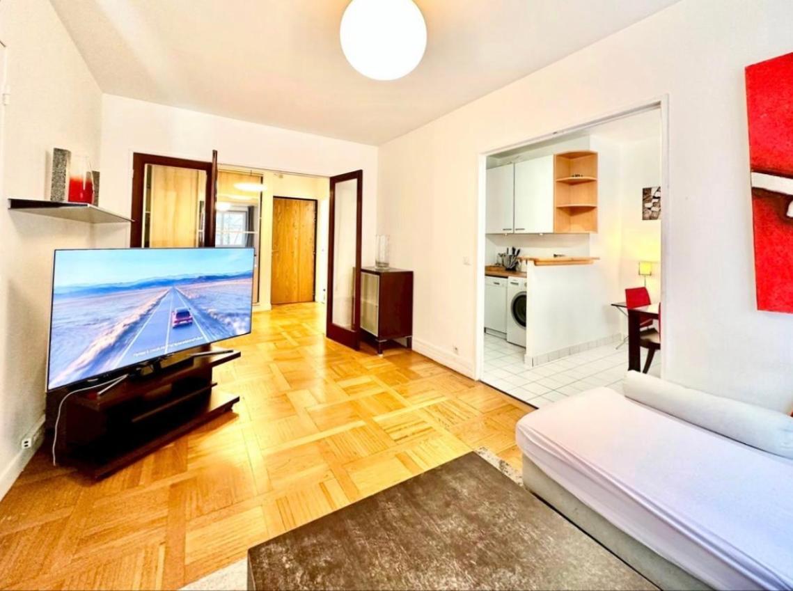 The Atrium Minutes Walk Victor Hugo Eiffel Tower Arc Du Triumph Et Champs Elysee Luxury 62 Renovated Videosurveillance Master Bedroom Living Area Dinning Bathroom Separated Toilet Spacious Sleeps Six Design Functional Furniture Equipment Appartement Paris