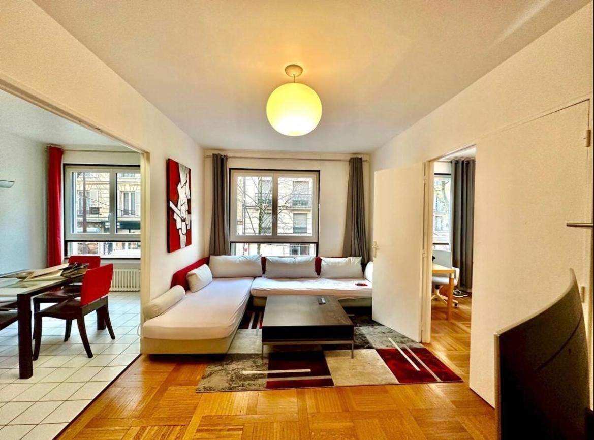 The Atrium Minutes Walk Victor Hugo Eiffel Tower Arc Du Triumph Et Champs Elysee Luxury 62 Renovated Videosurveillance Master Bedroom Living Area Dinning Bathroom Separated Toilet Spacious Sleeps Six Design Functional Furniture Equipment * Paris