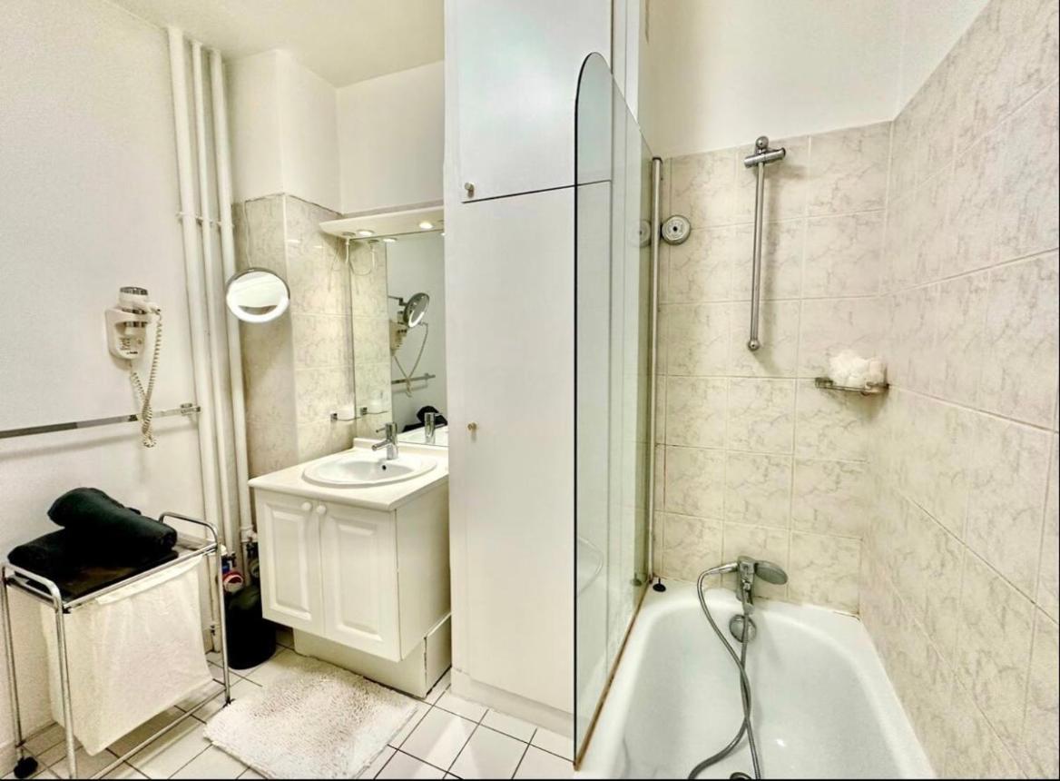 Appartement The Atrium Minutes Walk Victor Hugo Eiffel Tower Arc Du Triumph Et Champs Elysee Luxury 62 Renovated Videosurveillance Master Bedroom Living Area Dinning Bathroom Separated Toilet Spacious Sleeps Six Design Functional Furniture Equipment