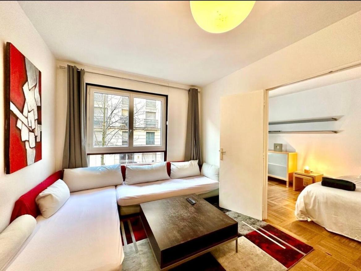 Appartement The Atrium Minutes Walk Victor Hugo Eiffel Tower Arc Du Triumph Et Champs Elysee Luxury 62 Renovated Videosurveillance Master Bedroom Living Area Dinning Bathroom Separated Toilet Spacious Sleeps Six Design Functional Furniture Equipment *