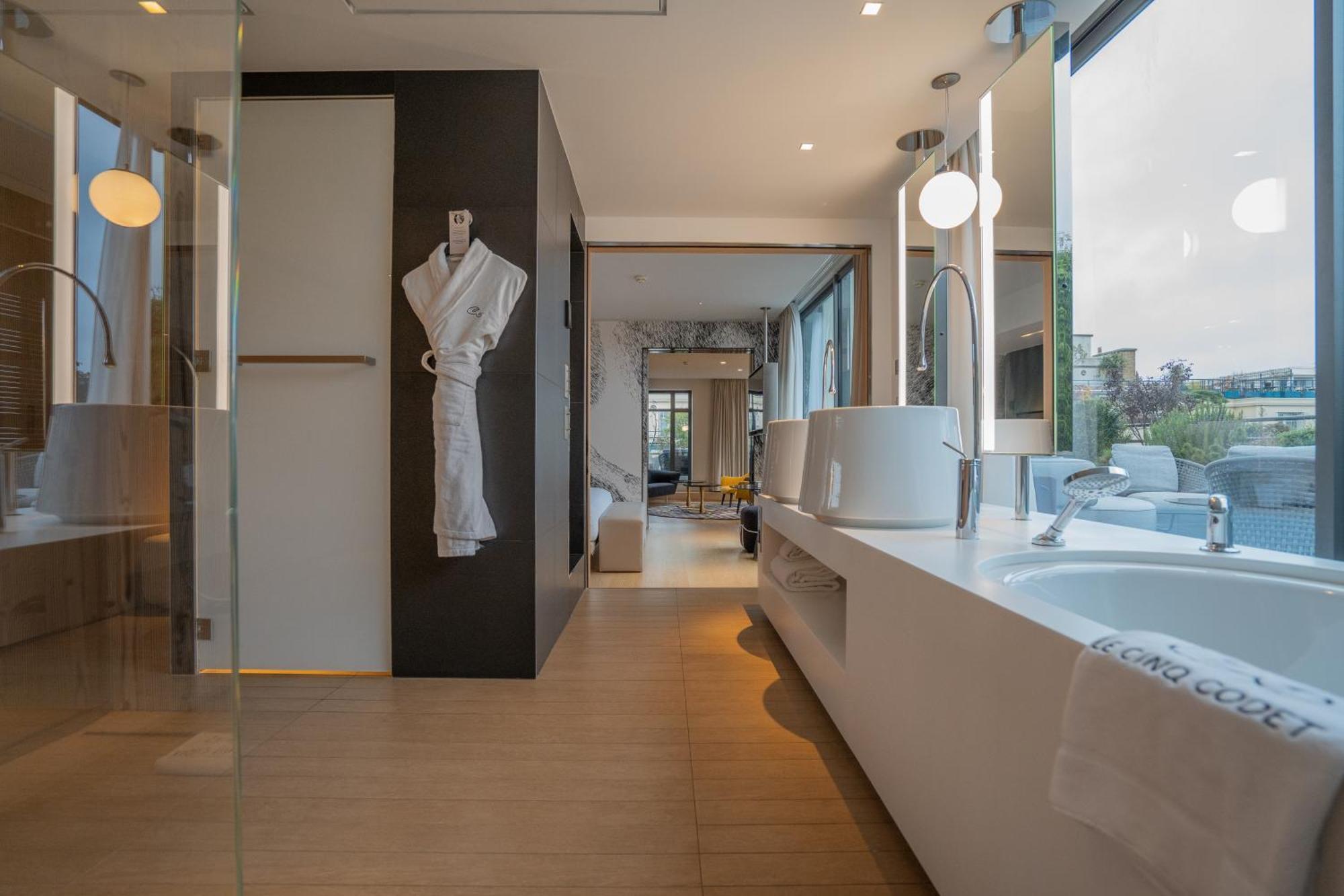 Le Cinq Codet Hotel 5*