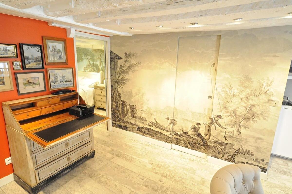 Tenderness At Notre Dame, Delacroix Appartement Paris