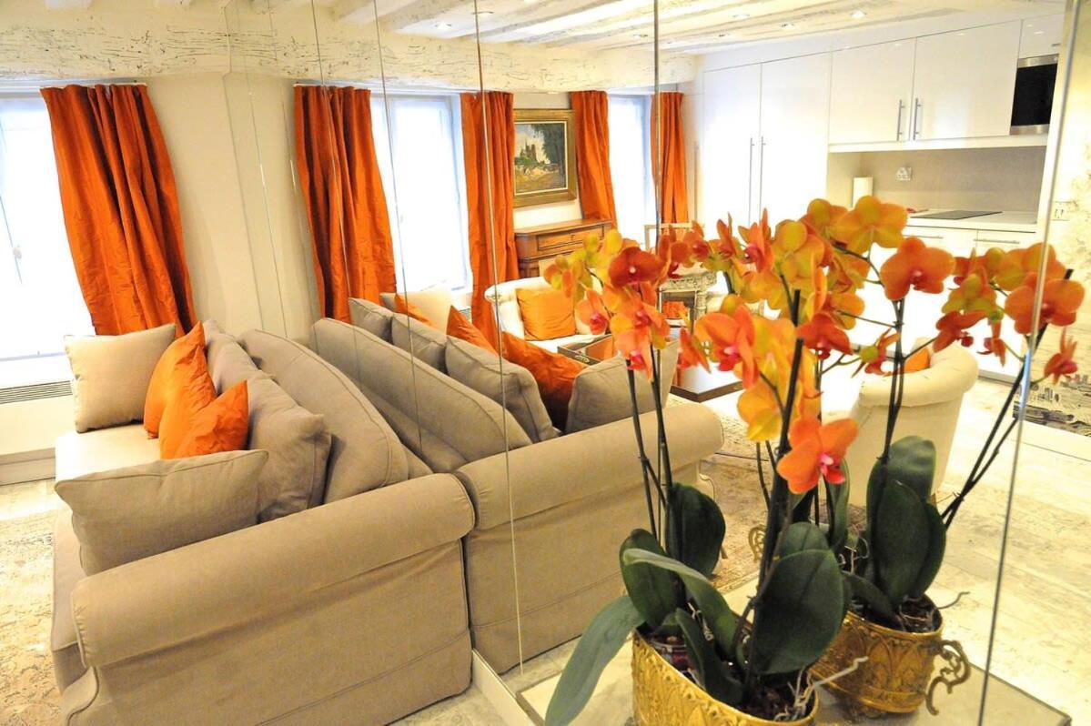 Appartement Tenderness At Notre Dame, Delacroix Paris