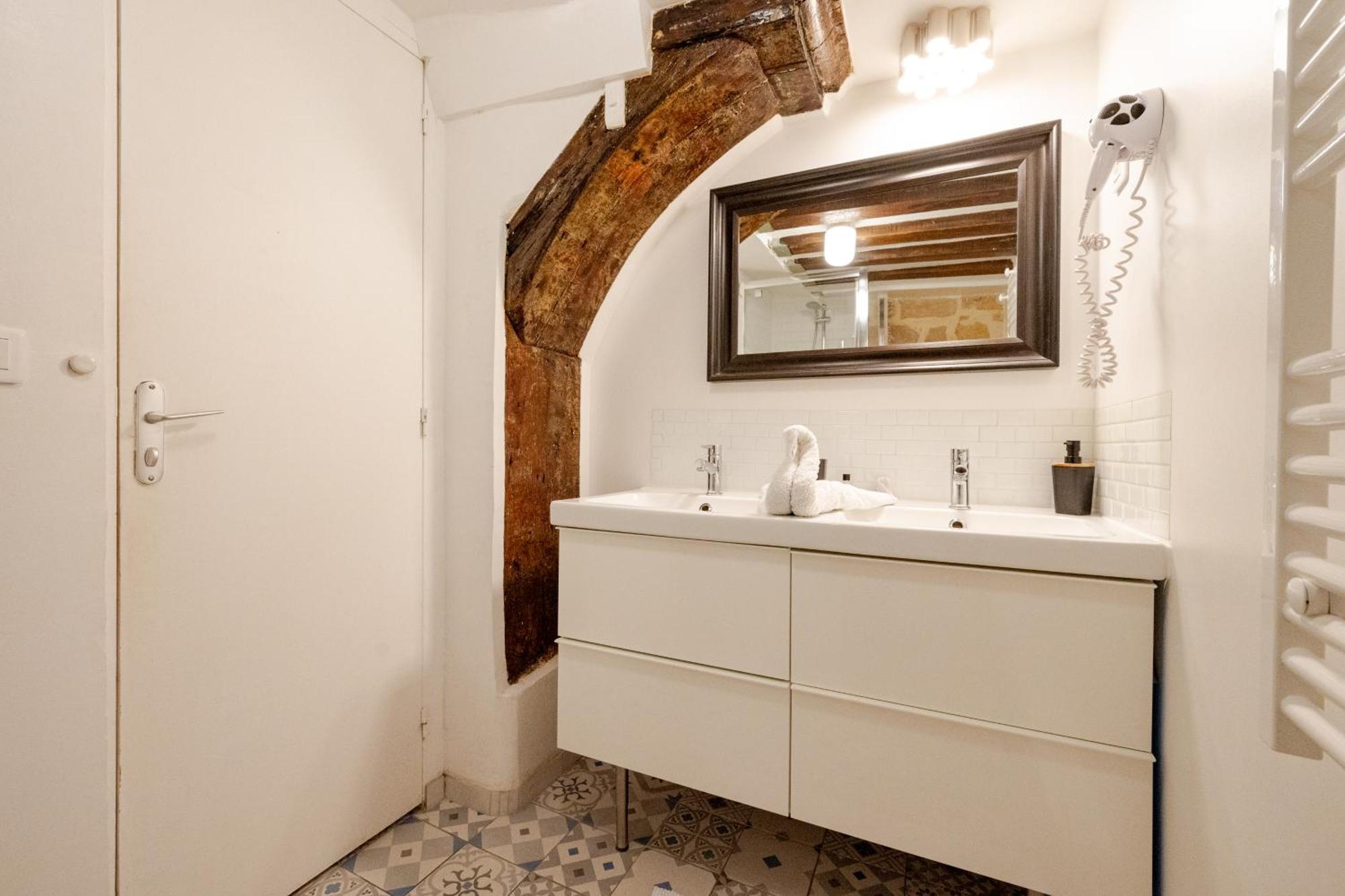 Superb Tiny House In Heart Of 1st! Apartment