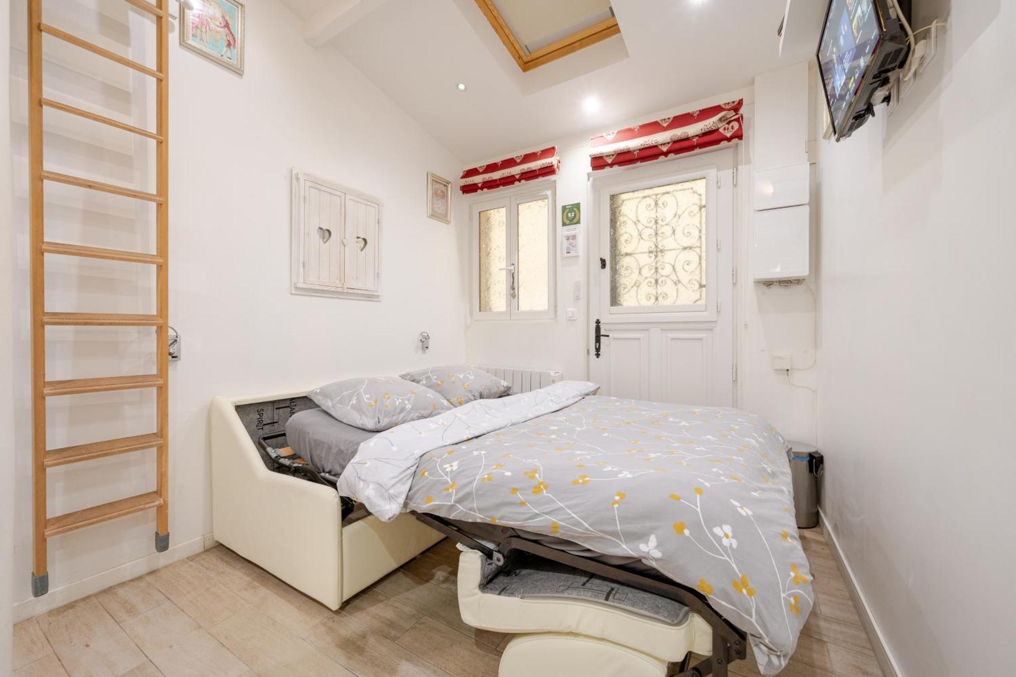 Superb Tiny House In Heart Of 1st! Apartment