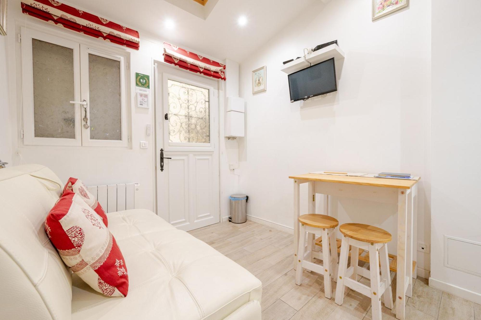 Superb Tiny House In Heart Of 1st! Apartment *