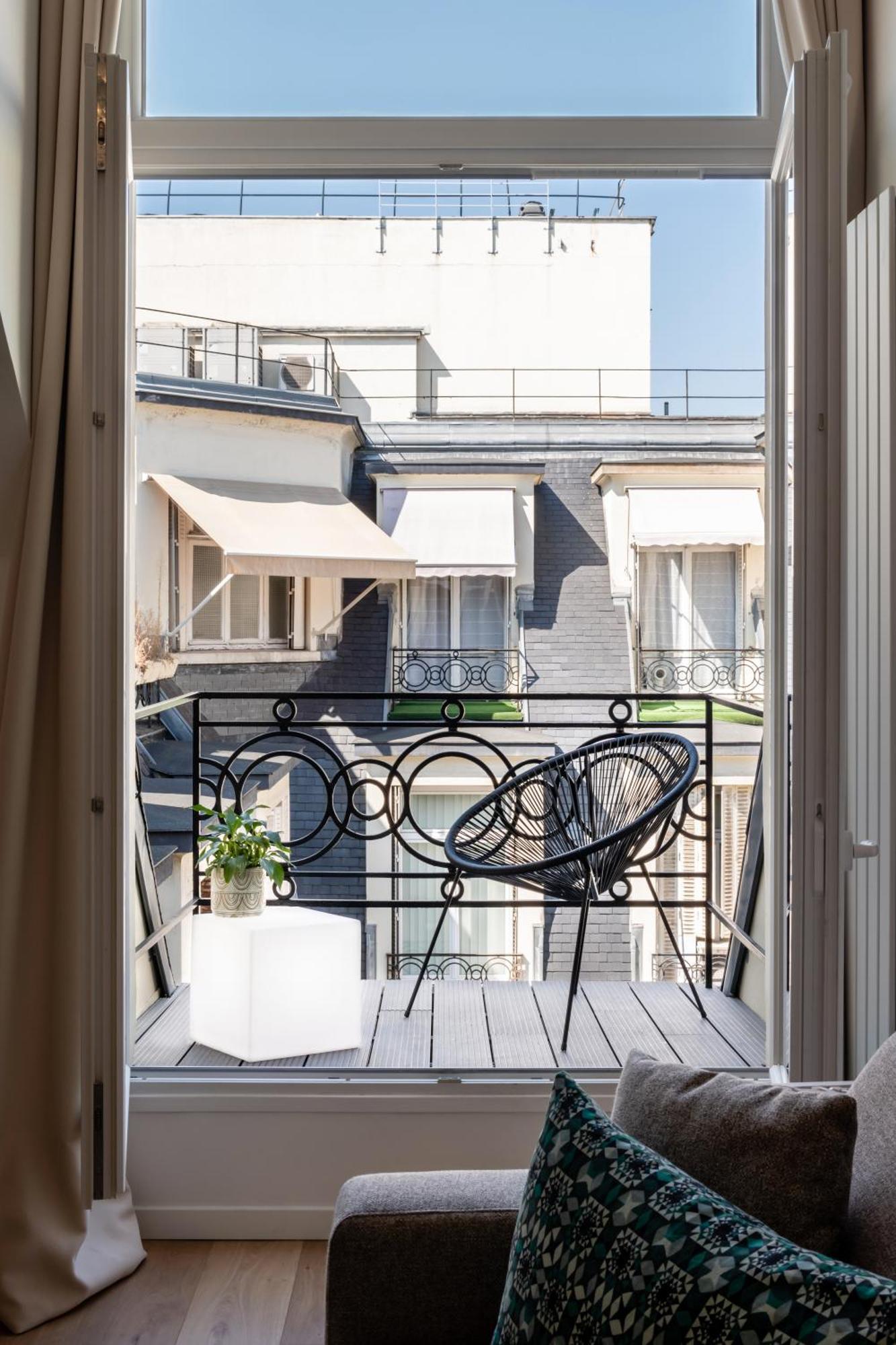 Spacious On The Champs-elysees Apartment Paris