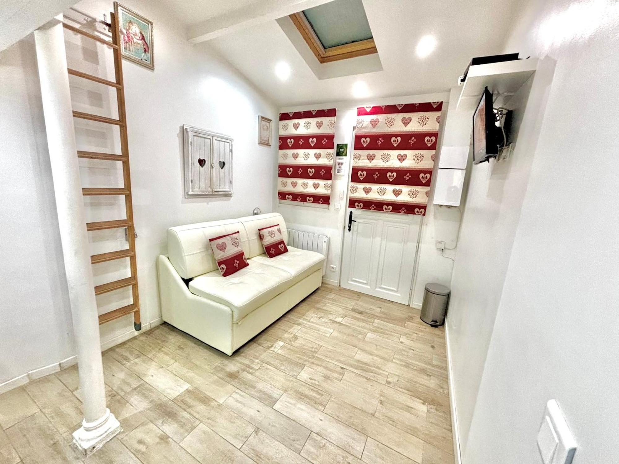 Apartment Superb Tiny House In Heart Of 1st! Paris