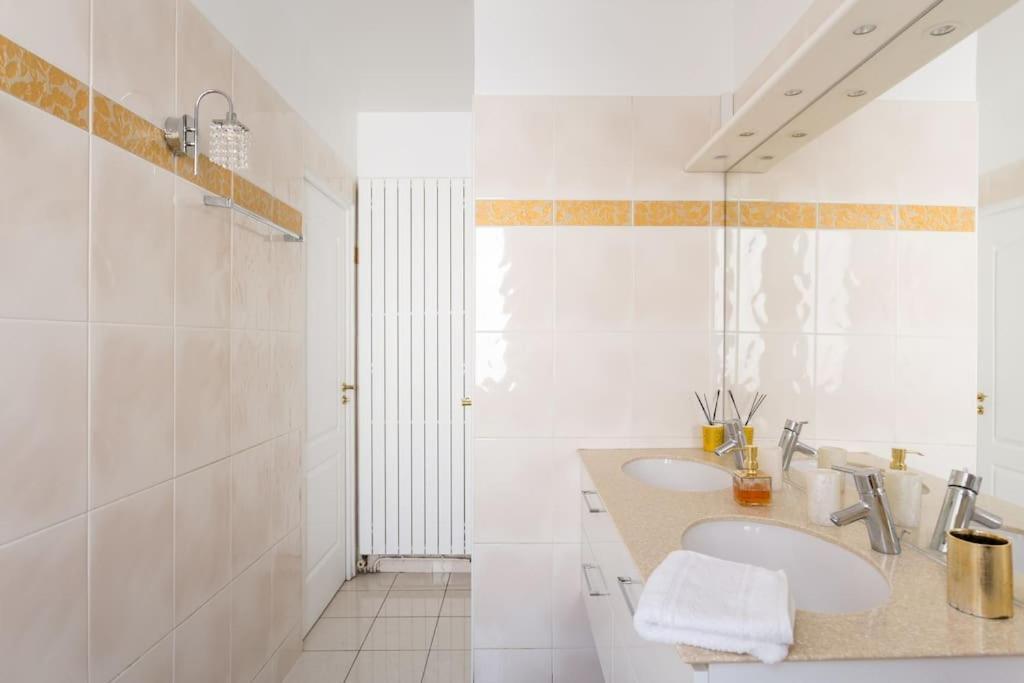 Elegant 4-room Near Arc De Triomphe And Palais Des Congres Apartment