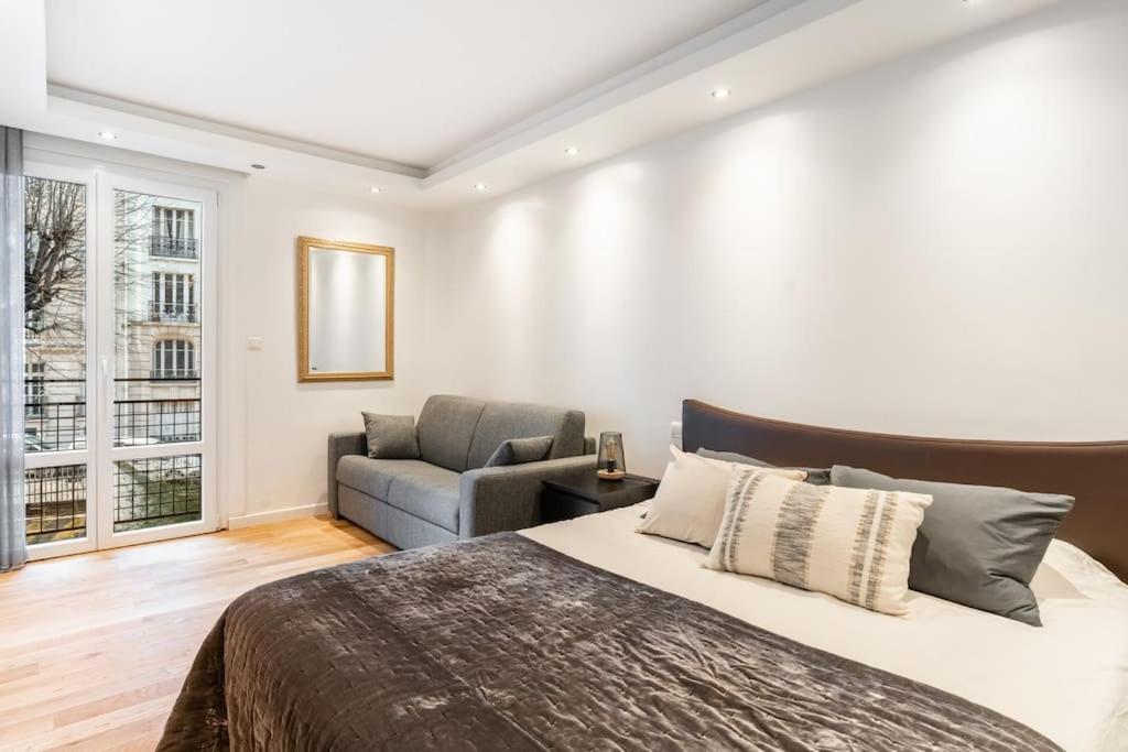 A French Chic In Victor Hugo Appartement *
