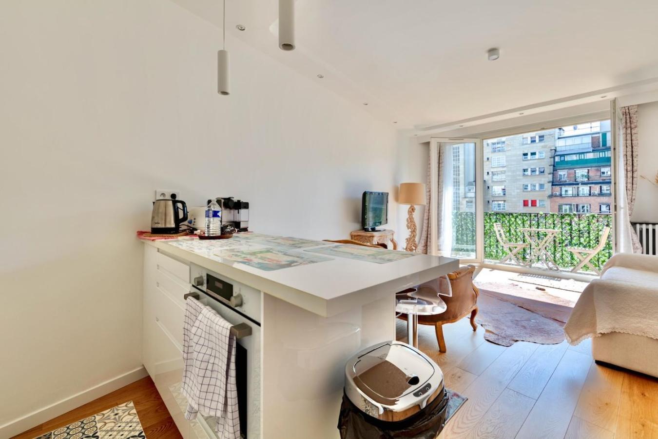16th 2 Bedrooms Near Eiffel Tower Renovated Balcony 2-4 Person Apartment *
