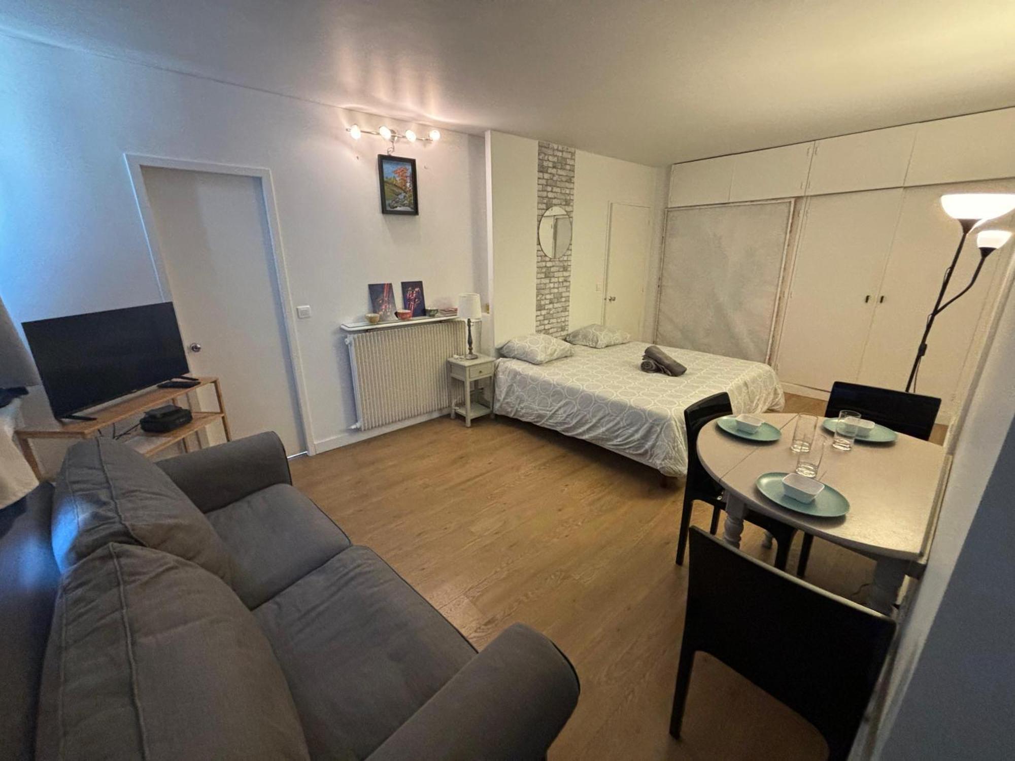 Des Champs Elysees Appartement