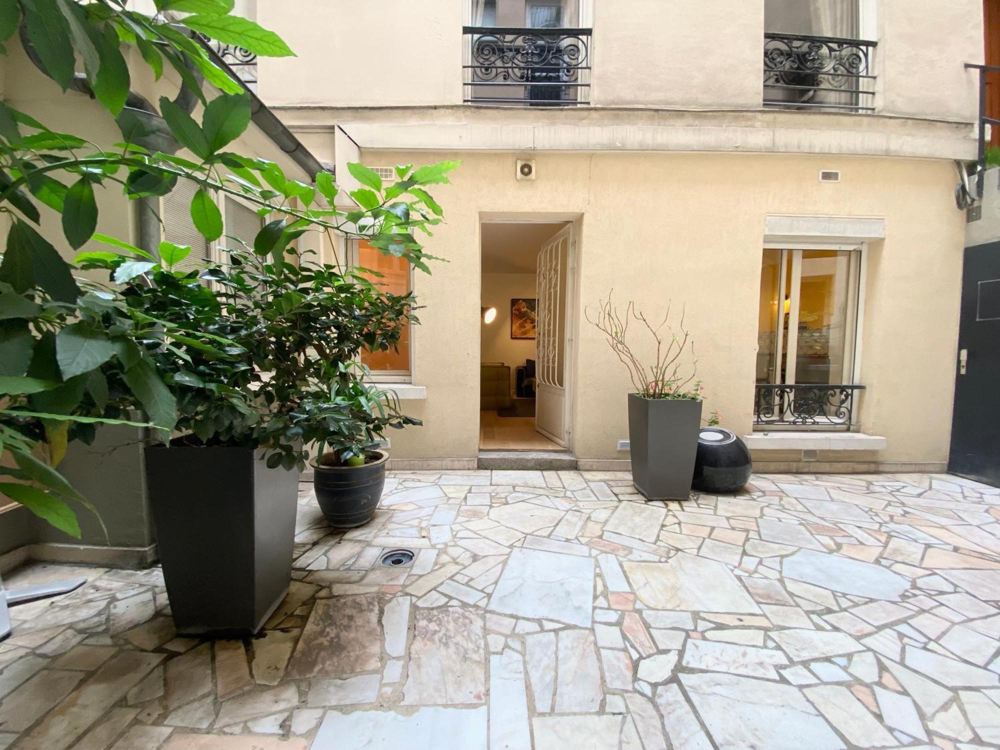 Appartement Tres Calme Sur Cour - Cardinet Paris