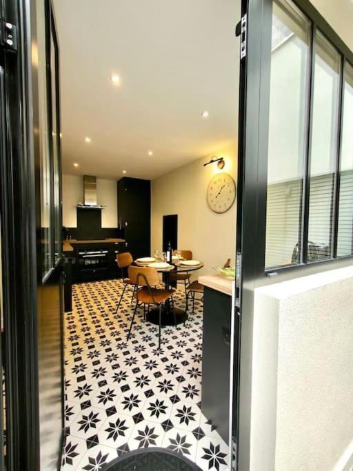 Montmartre En Rez-de-jardin Apartment *