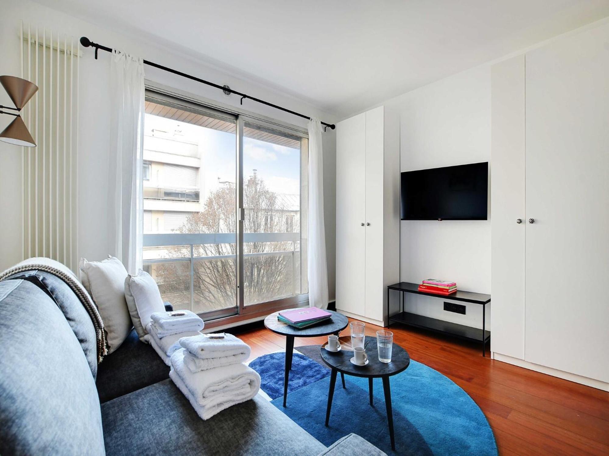8e - Refait A Neuf - 4eme Etage Avec Ascenseur * Paris