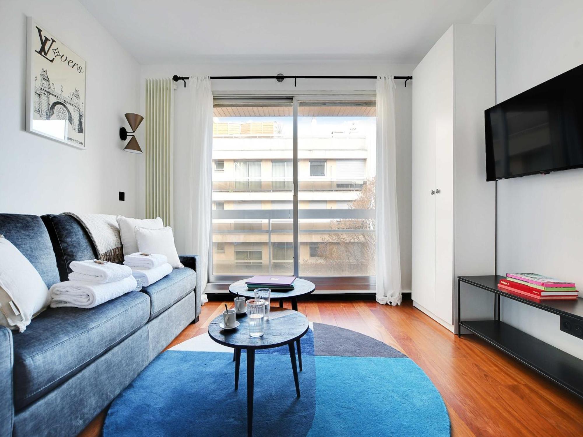 8e - Refait A Neuf - 4eme Etage Avec Ascenseur * Paris