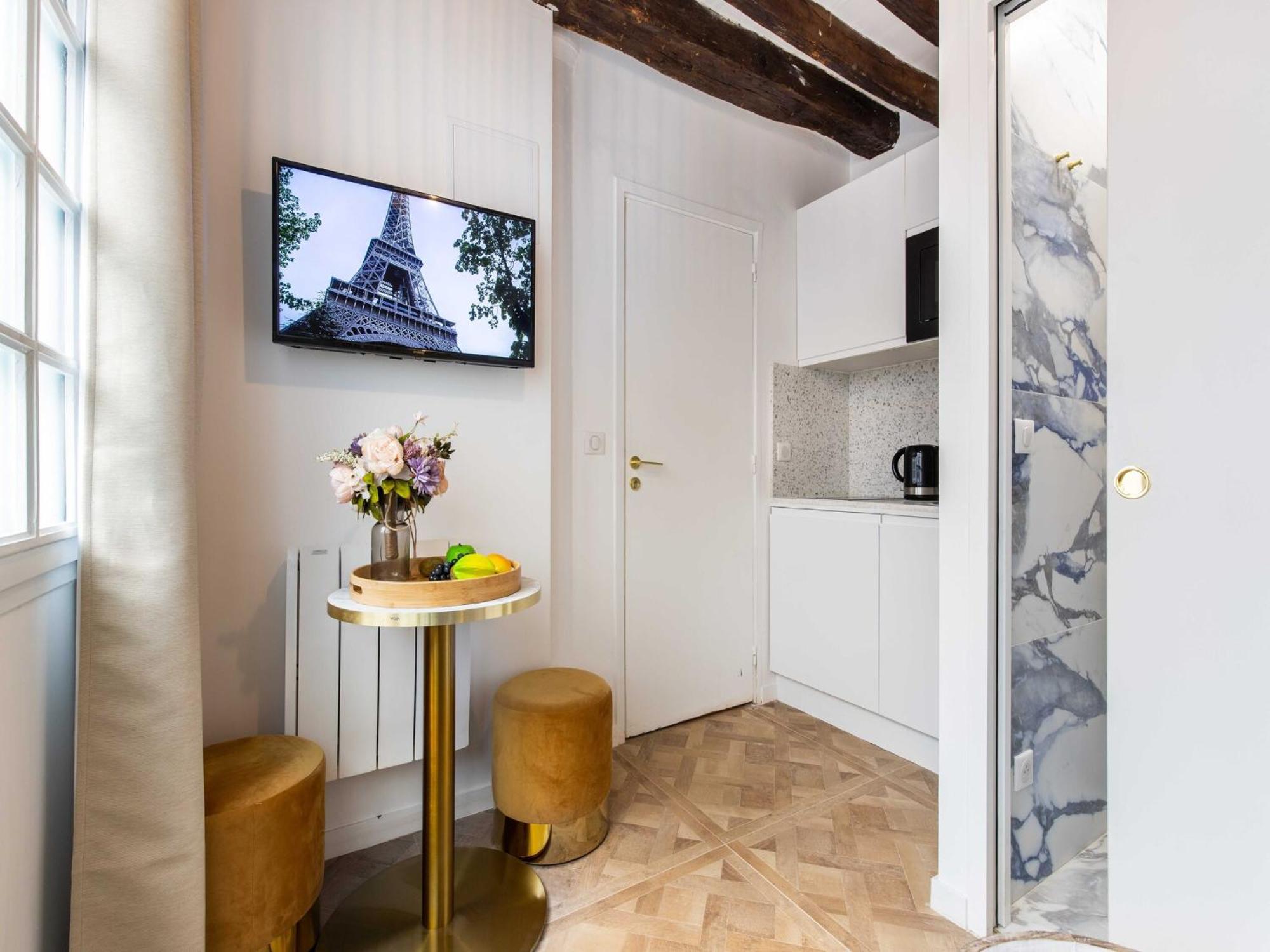 Chic, Comfortable Flat Near Rue Montmartre Paris