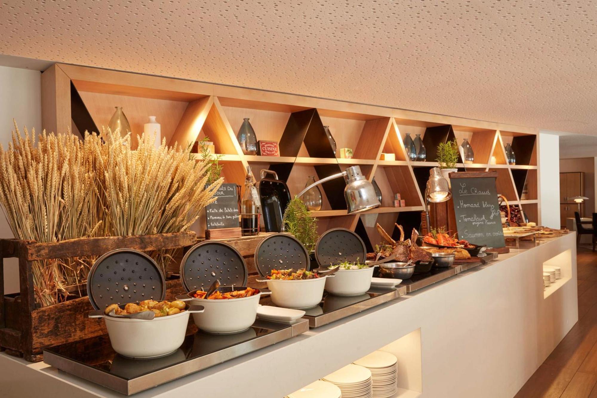 Hyatt Regency Etoile 4*