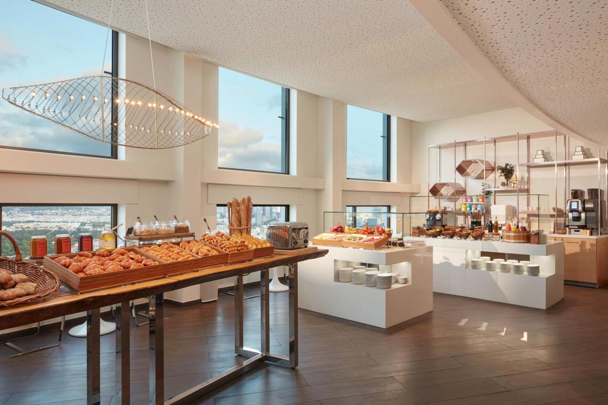 Hyatt Regency Etoile 4*
