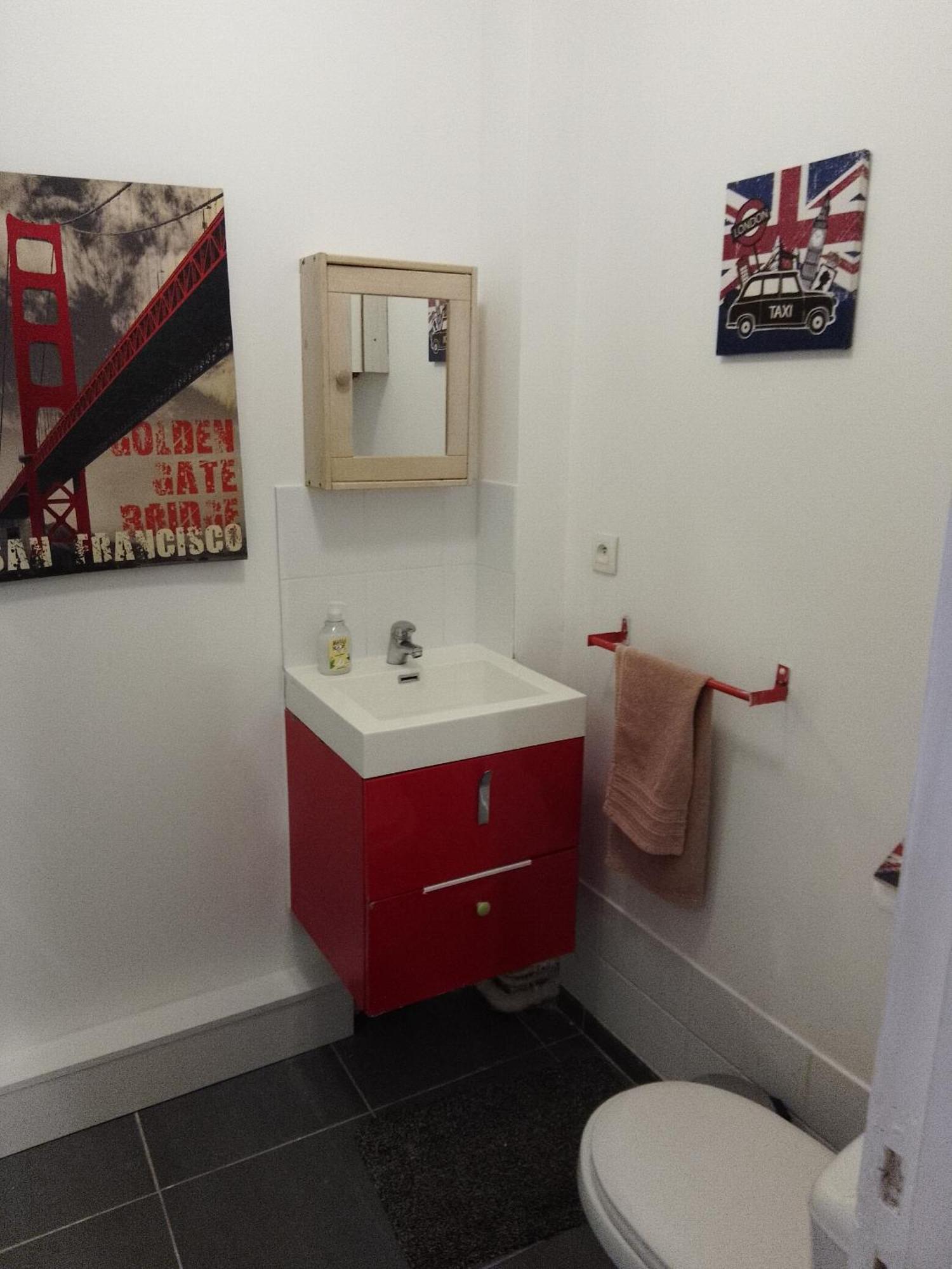 Red Guesthouse: Parisian Patio Retreat In The 17th