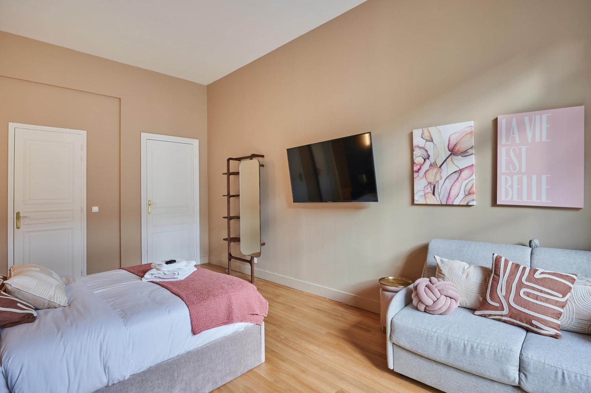 Elegant 2-bedroom - Trocadero Apartment