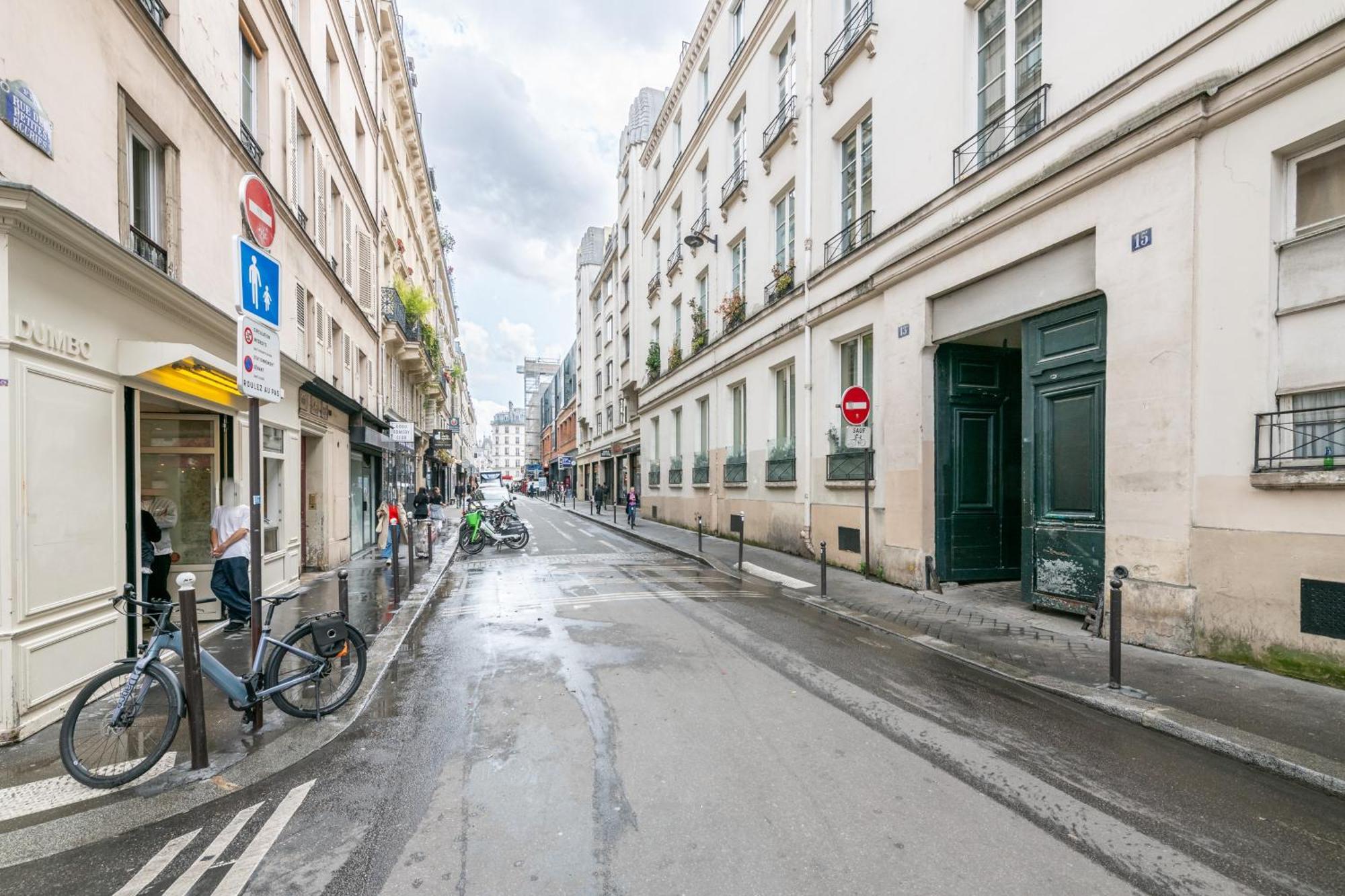 Cozy 1 Bedroom In & Rooftop Views Paris