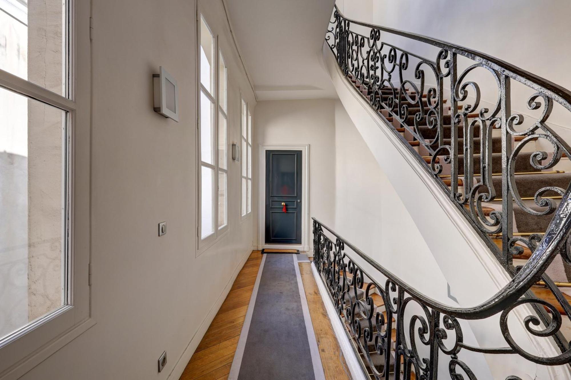 Small Luxurious In The Heart Of Saint Germain Paris
