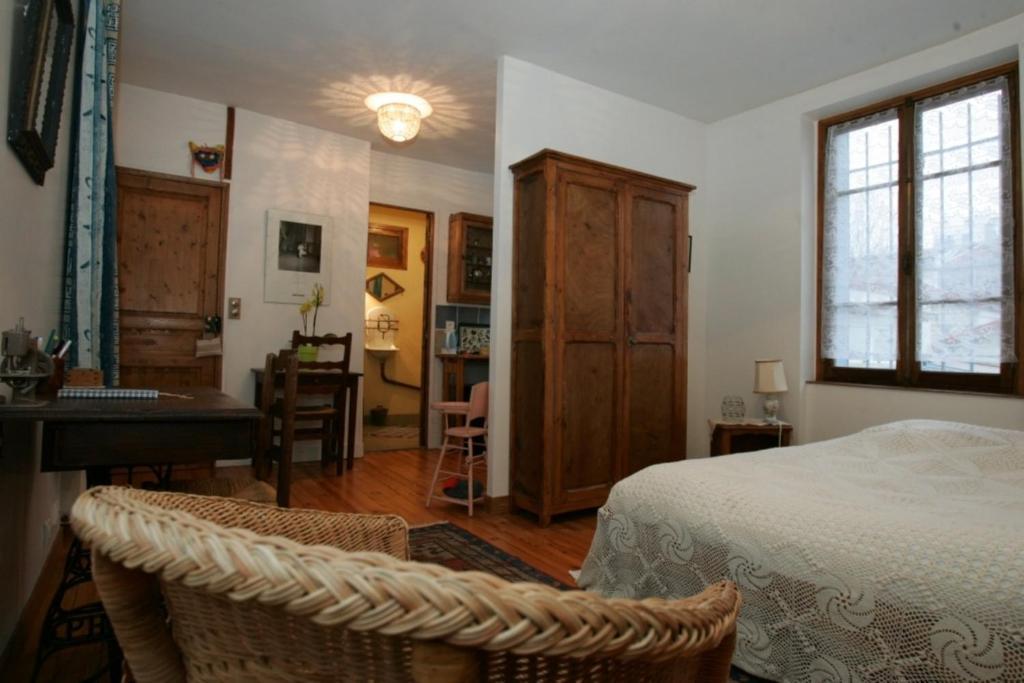 Chambres D'hotes Haut De Belleville Bed & Breakfast *