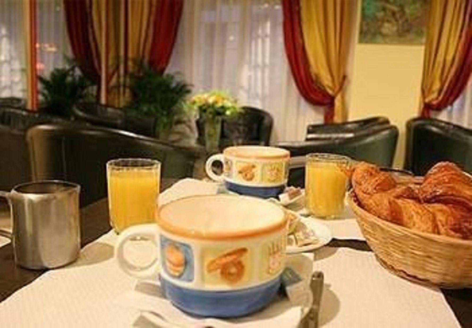 Modern Montmartre Hotel Paris