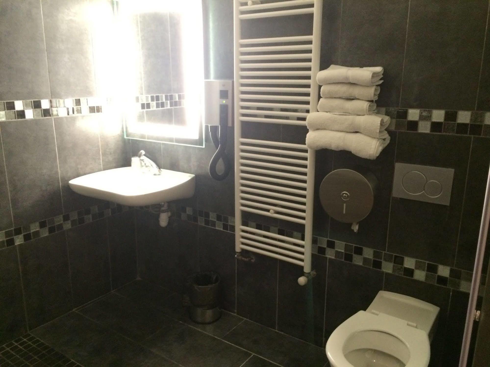 Mimosa Hotel *